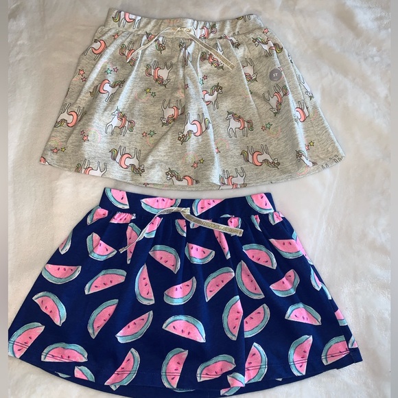 OshKosh B’gosh. (2) summer fun print cotton skorts, size 5T - Picture 2 of 10